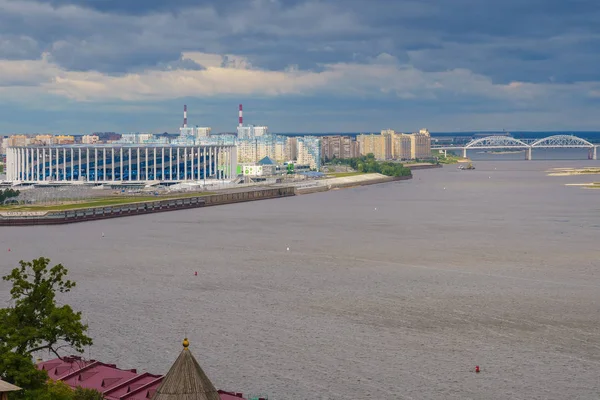 Vista desde la orilla alta del Volga en Nizhny Novgorod — Foto de Stock
