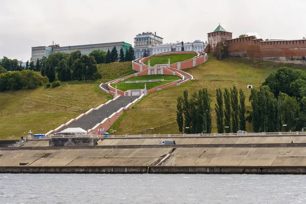 Utsikt över vallen och Chkalov trappan från floden i Nizjnij Novgorod Royaltyfria Stockbilder