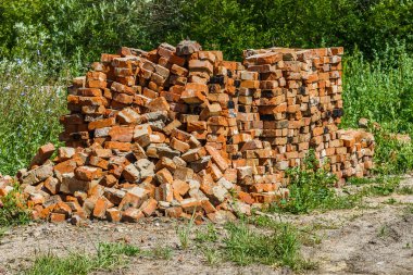 Kırmızı tuğla, yeşil çimlerin üzerinde ikinci el. 