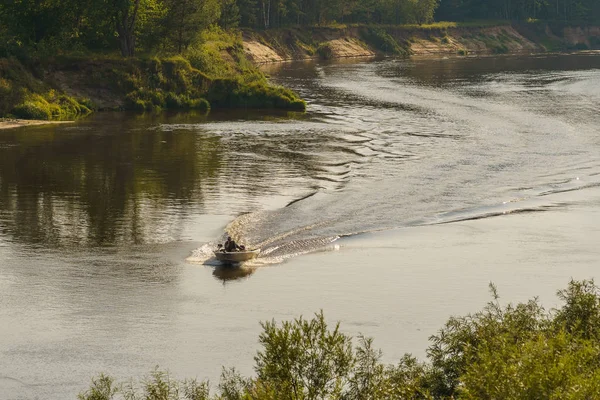 Brzeg rzeki i motorówka płyną na wodę — Zdjęcie stockowe