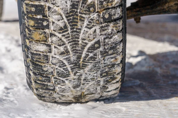 Däck för vintern med spikar och dess avtryck på vägen — Stockfoto