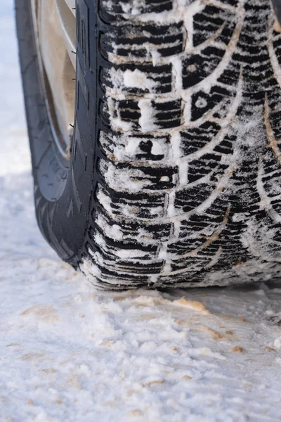 Λάστιχο για το χειμώνα με αιχμές και το αποτύπωμά του στο δρόμο — Φωτογραφία Αρχείου