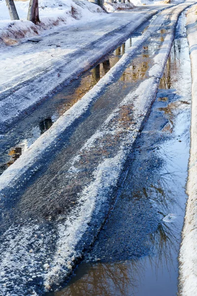 Estrada coberta de neve e gelo com ruts — Fotografia de Stock