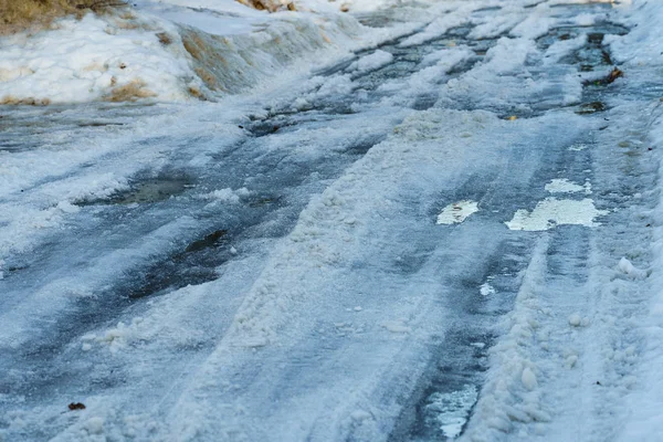 Дорога вкрита снігом і льодом з рабатками — стокове фото