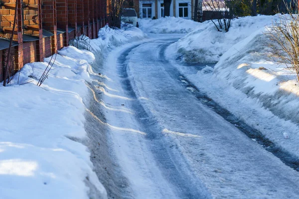 Väg täckt med snö och is med ruts — Stockfoto