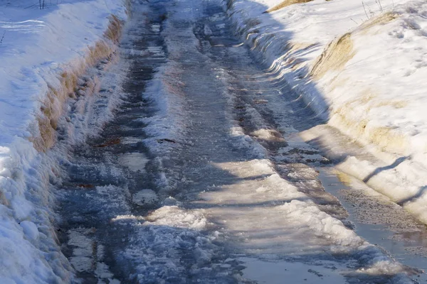 Kış yolu karla, buzla kaplı su birikintileri ve monotonluklarla — Stok fotoğraf