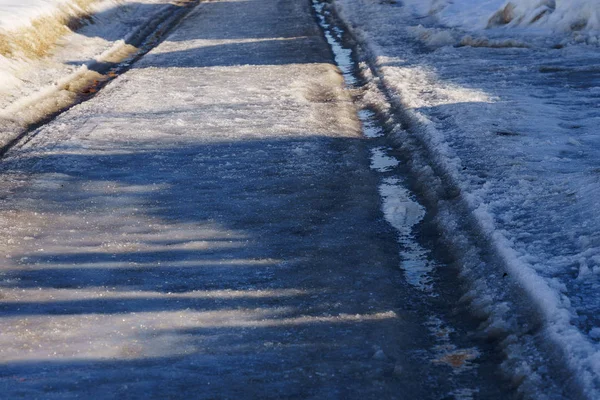 Kış yolu karla, buzla kaplı su birikintileri ve monotonluklarla — Stok fotoğraf