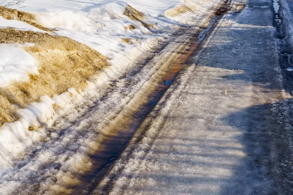 Kış yolu karla, buzla kaplı su birikintileri ve monotonluklarla — Stok fotoğraf