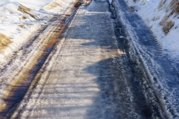 Kış yolu karla, buzla kaplı su birikintileri ve monotonluklarla — Stok fotoğraf