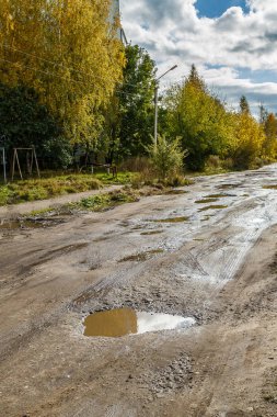 Taşra bir Rus şehrinde yol kötü durumda, çukurlar ve kir içinde.