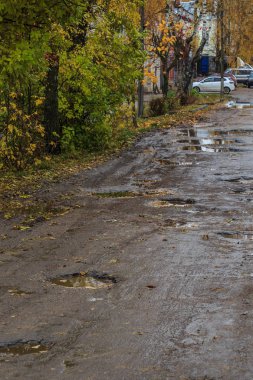 Taşra bir Rus şehrinde yol kötü durumda, çukurlar ve kir içinde.