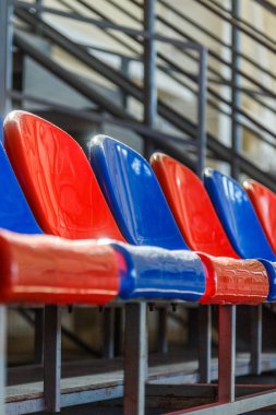 Podyumda çok renkli plastik koltuklar