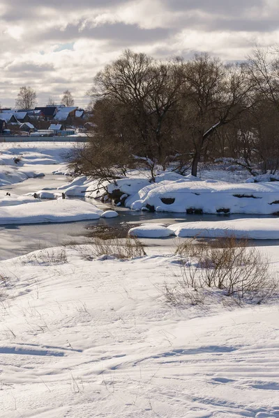 Ποτάμι σε μια ηλιόλουστη χειμωνιάτικη μέρα μερικώς καλυμμένο με πάγο — Φωτογραφία Αρχείου