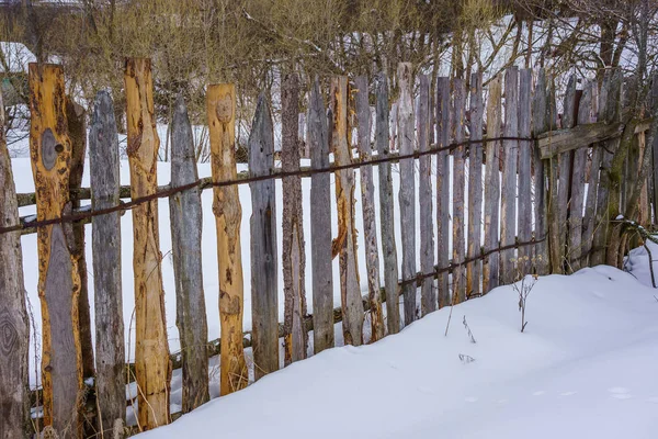 Tahtalardan yapılmış tahta çitler direğe çivilendi. — Stok fotoğraf