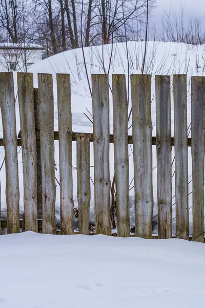 Drewniane ogrodzenie desek przybite do poprzeczki — Zdjęcie stockowe