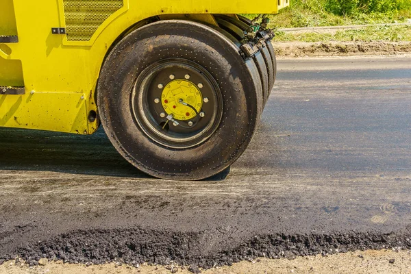 Asfalt yol silindiri yolu yumuşatır 