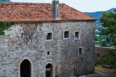 Ortaçağ kalesinde kiremitli çatılı taş nöbetçi kulesi 