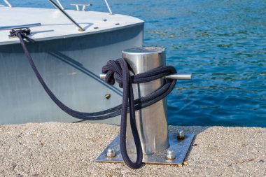 Bir yatın arka planına bağIı halat. 