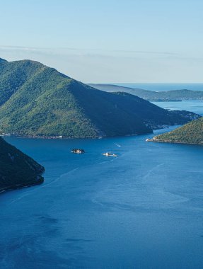 Yukarıdan Boka Kotor Körfezi ve adalarının manzarası