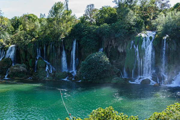Cascata di Kravice in Bosnia-Erzegovina, getti d'acqua che cadono da un'altezza di venticinque metri — Foto Stock