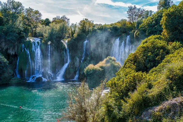 Cascata di Kravice in Bosnia-Erzegovina, getti d'acqua che cadono da un'altezza di venticinque metri — Foto Stock