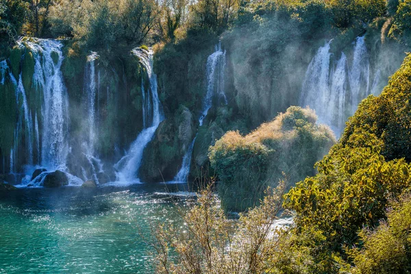 Cascata di Kravice in Bosnia-Erzegovina, getti d'acqua che cadono da un'altezza di venticinque metri — Foto Stock