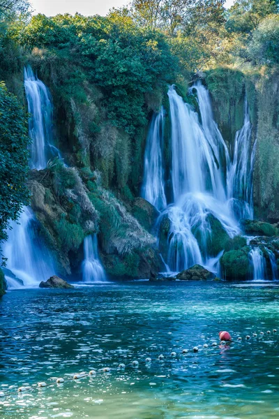 Cascata di Kravice in Bosnia-Erzegovina, getti d'acqua che cadono da un'altezza di venticinque metri — Foto Stock