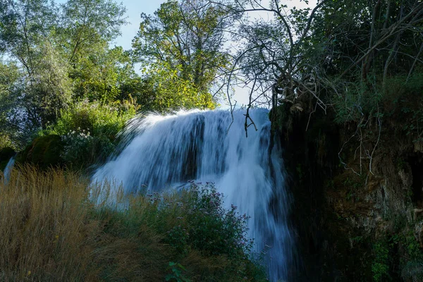 Cascata di Kravice in Bosnia-Erzegovina, getti d'acqua che cadono da un'altezza di venticinque metri — Foto Stock