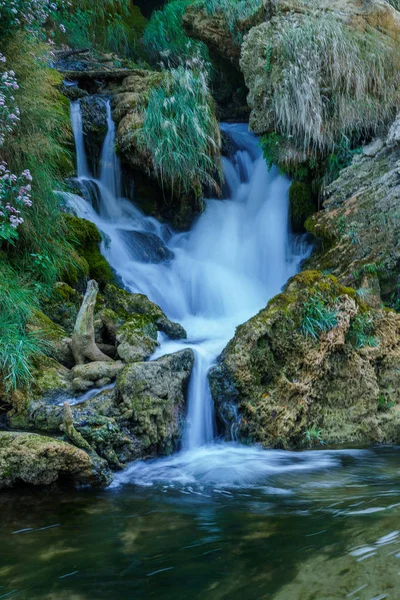 Cascata di Kravice in Bosnia-Erzegovina, getti d'acqua che cadono da un'altezza di venticinque metri — Foto Stock