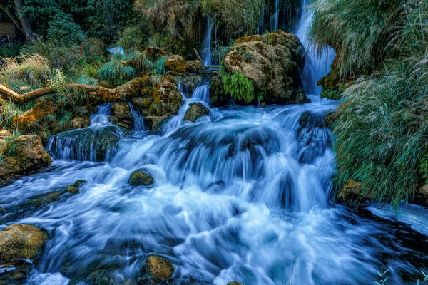 Cascata di Kravice in Bosnia-Erzegovina, getti d'acqua che cadono da un'altezza di venticinque metri — Foto Stock