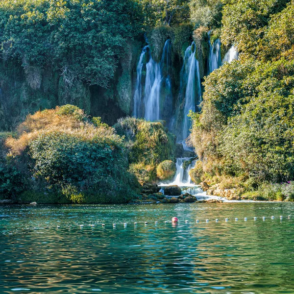 Cascata di Kravice in Bosnia-Erzegovina, getti d'acqua che cadono da un'altezza di venticinque metri — Foto Stock