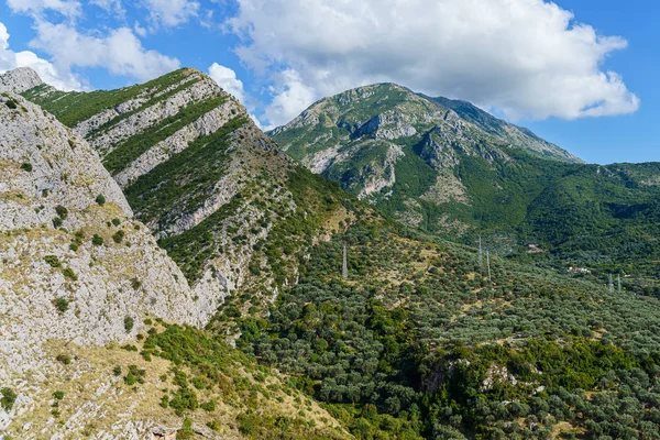 Gipfel und Berghänge mit Vegetation vor blauem Himmel — Stockfoto