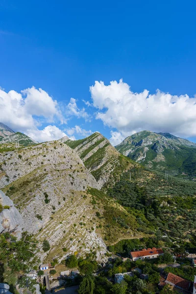 Gipfel und Berghänge mit Vegetation vor blauem Himmel — Stockfoto