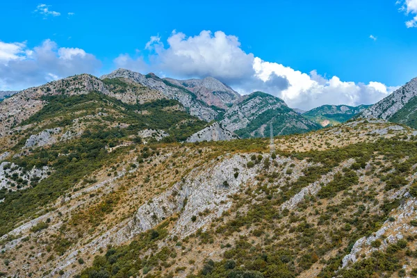 Gipfel und Berghänge mit Vegetation vor blauem Himmel — Stockfoto