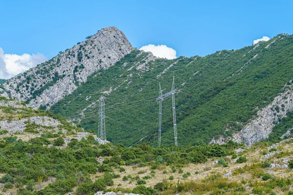 Gipfel und Berghänge mit Vegetation vor blauem Himmel — Stockfoto