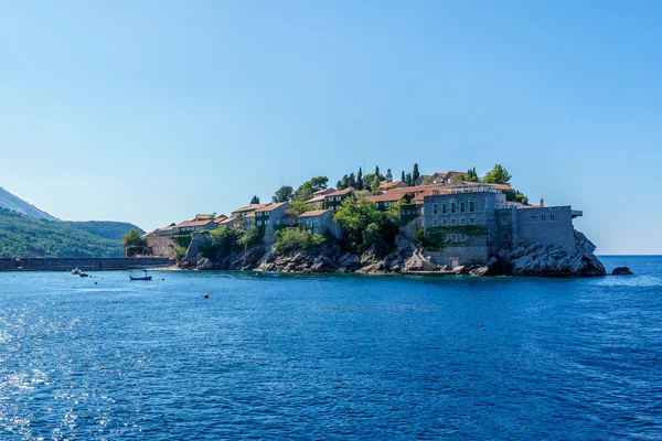 Isla de San Esteban frente a la costa de Montenegro — Foto de Stock