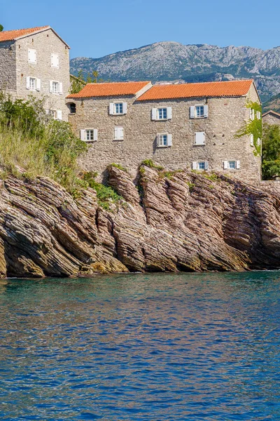 Isla de San Esteban frente a la costa de Montenegro — Foto de Stock