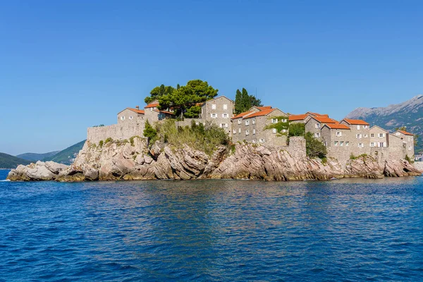 Isla de San Esteban frente a la costa de Montenegro — Foto de Stock