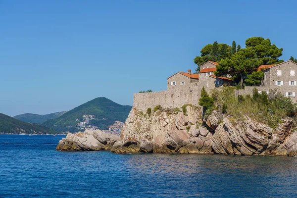 Isla de San Esteban frente a la costa de Montenegro — Foto de Stock