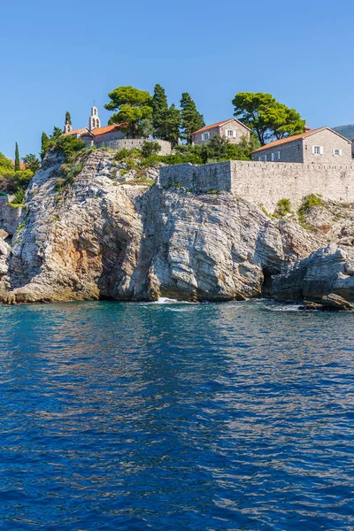 Isla de San Esteban frente a la costa de Montenegro — Foto de Stock