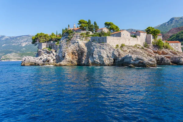 Isla de San Esteban frente a la costa de Montenegro — Foto de Stock