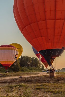 Vatandaşlar festivalinde balonlar havaya yükseliyor.