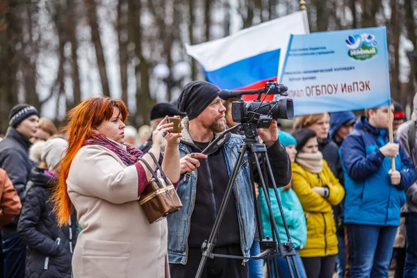 Giornalista televisivo scatta evento alla telecamera su un treppiede — Foto Stock