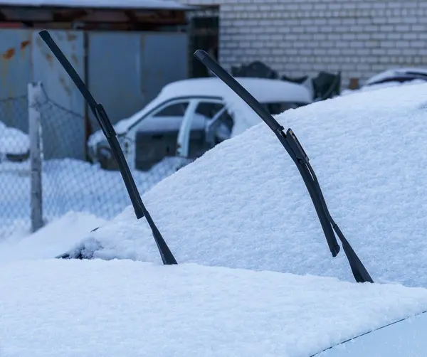 雪のフロントガラスと上げられたワイパーブレード — ストック写真