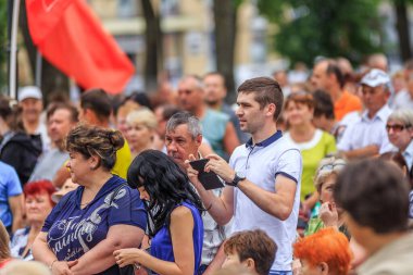Emeklilik reformunu protesto yürüyüşü, katılımcılar konuşmacıları dinliyor