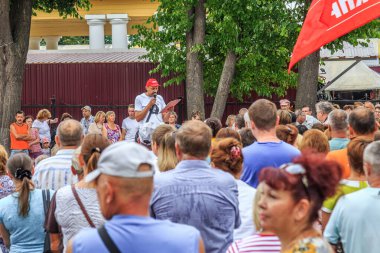 Emeklilik reformunu protesto yürüyüşü, katılımcılar konuşmacıları dinliyor