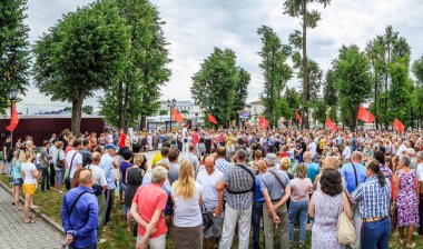 Emeklilik reformunu protesto yürüyüşü, katılımcılar konuşmacıları dinliyor