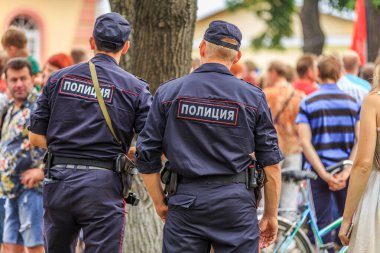 Emeklilik reformunu protesto yürüyüşü, polis olayı izliyor
