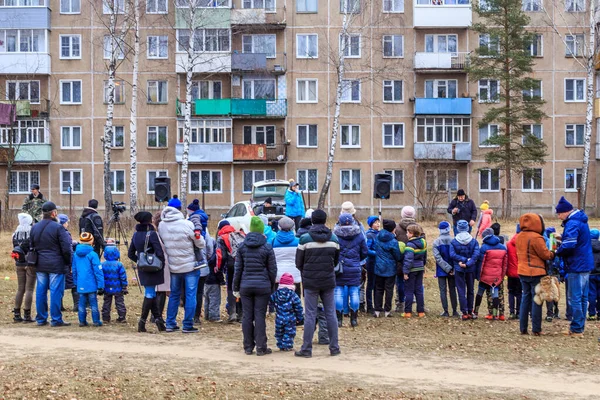 İnsanlar sonbaharın sonlarında bir Rus taşra kentinde miting için bir araya geldiler. — Stok fotoğraf