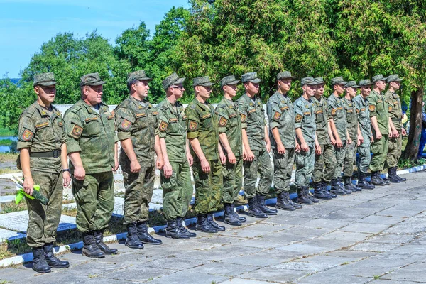Żołnierze w letnim mundurze są w kolejce — Zdjęcie stockowe